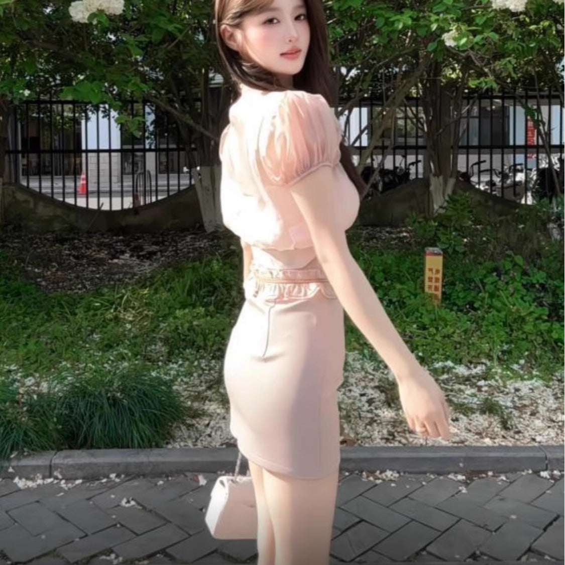 溫柔粉色泡泡袖上衣+包臀短裙套裝
