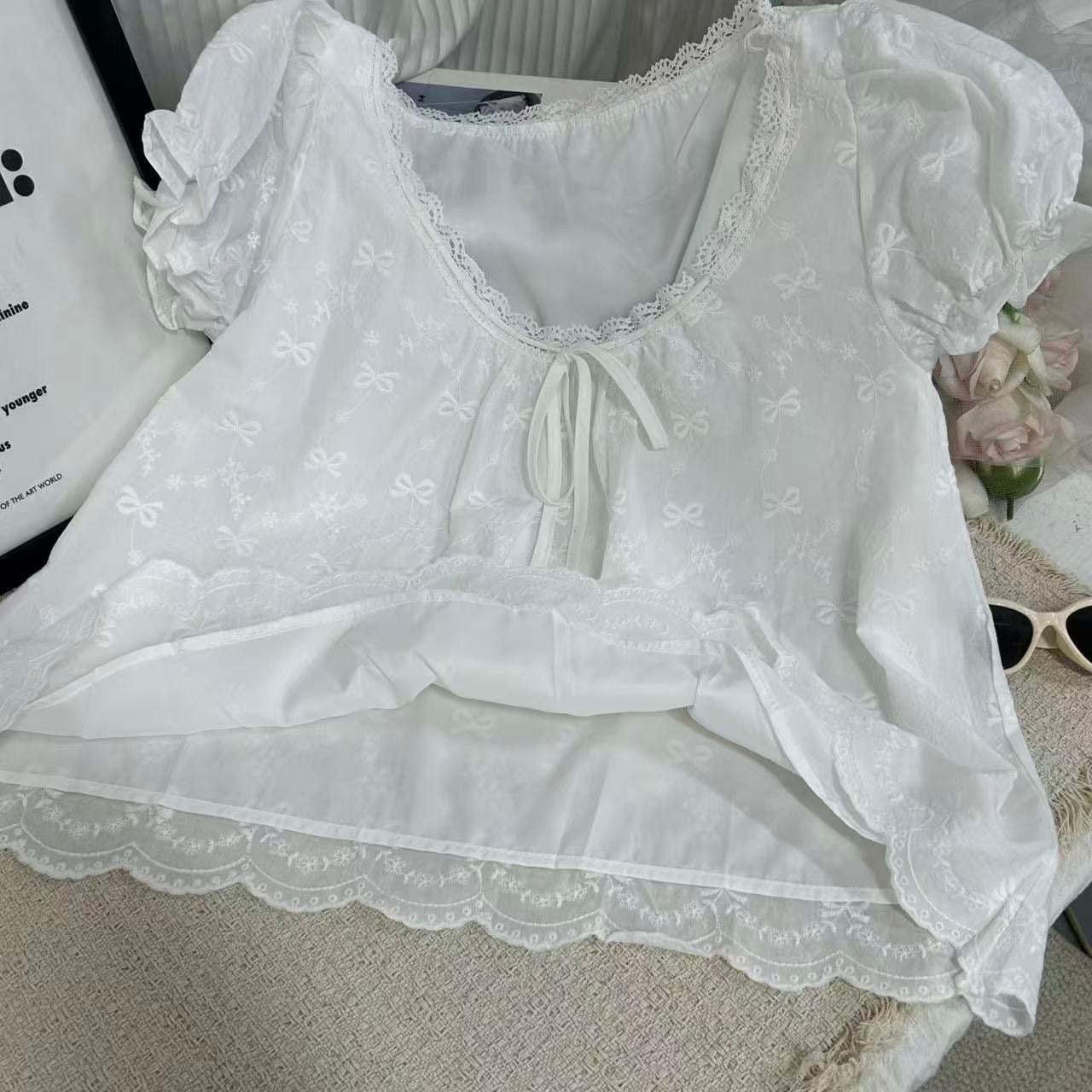 溫柔風白色純淨刺繡泡泡袖襯衫