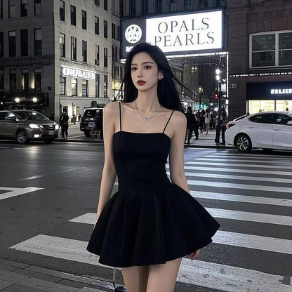 簡約氣質吊帶帶胸墊小黑裙(有大尺碼)