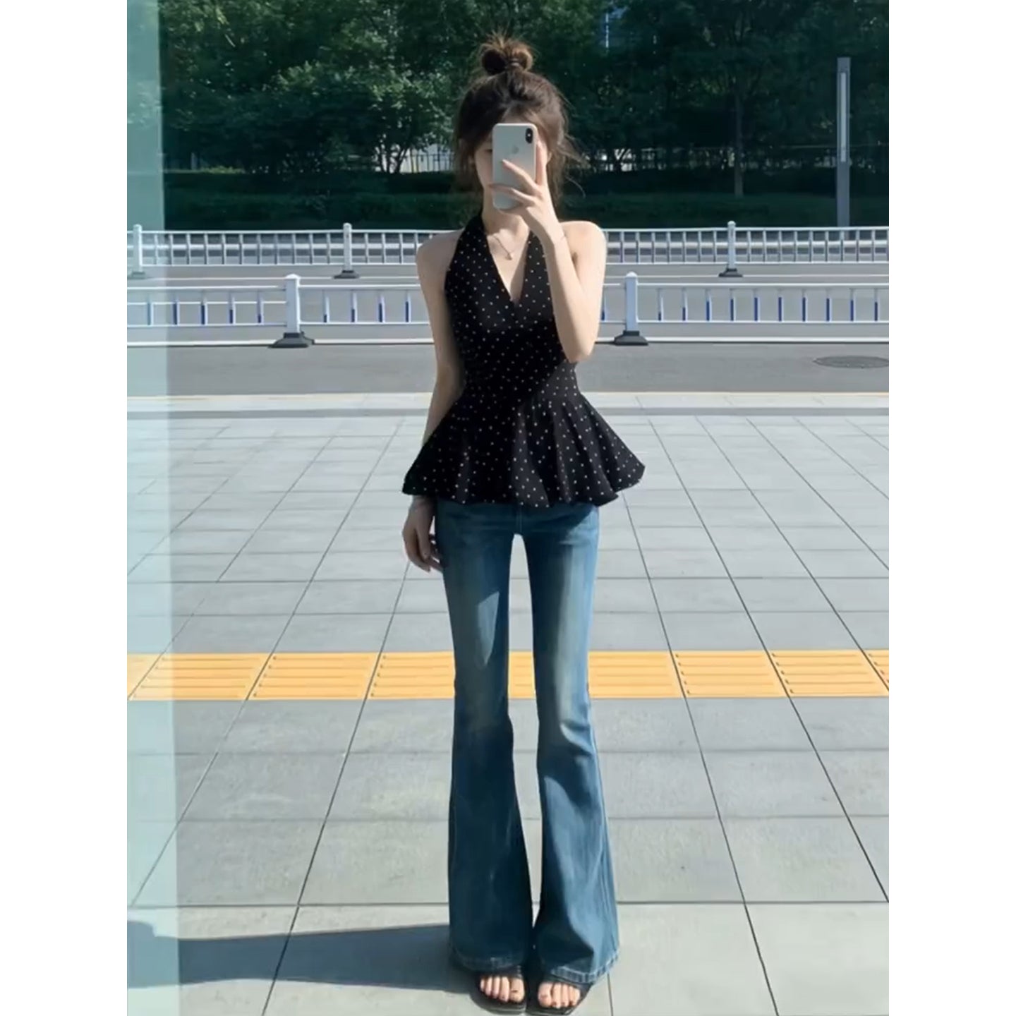 法式別緻黑色點點掛脖V領背心無袖上衣
