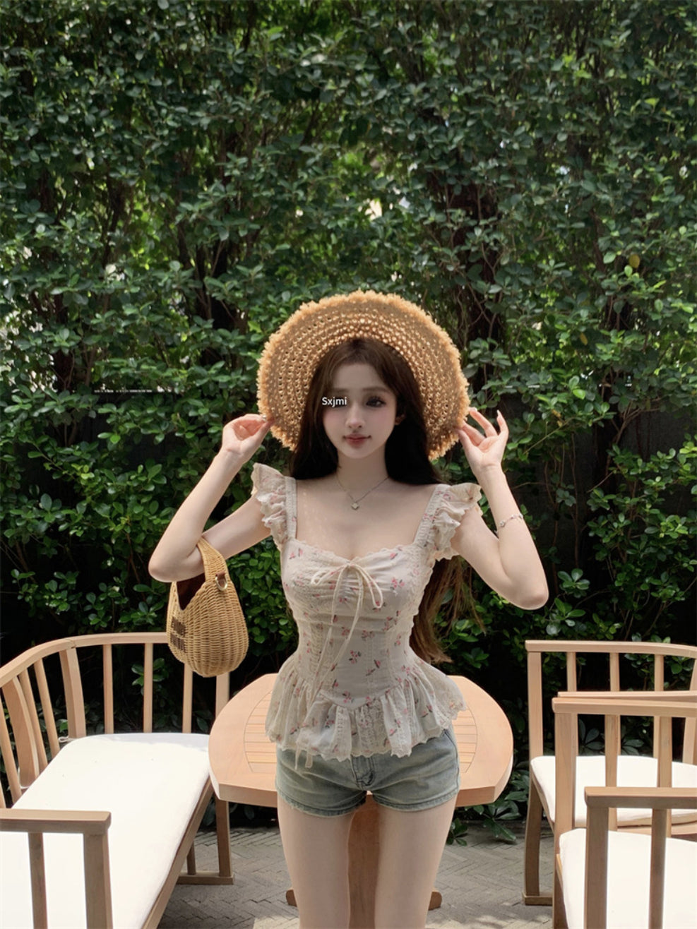 杏色碎花系帶小飛袖方領襯衫上衣