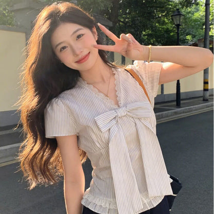簡約蝴蝶結蕾絲花邊V領條紋短版上衣