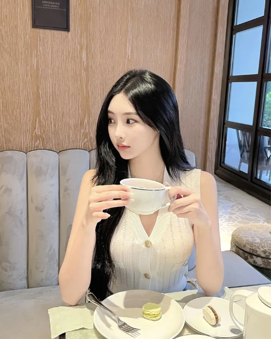 奢香名媛V領針織馬甲上衣