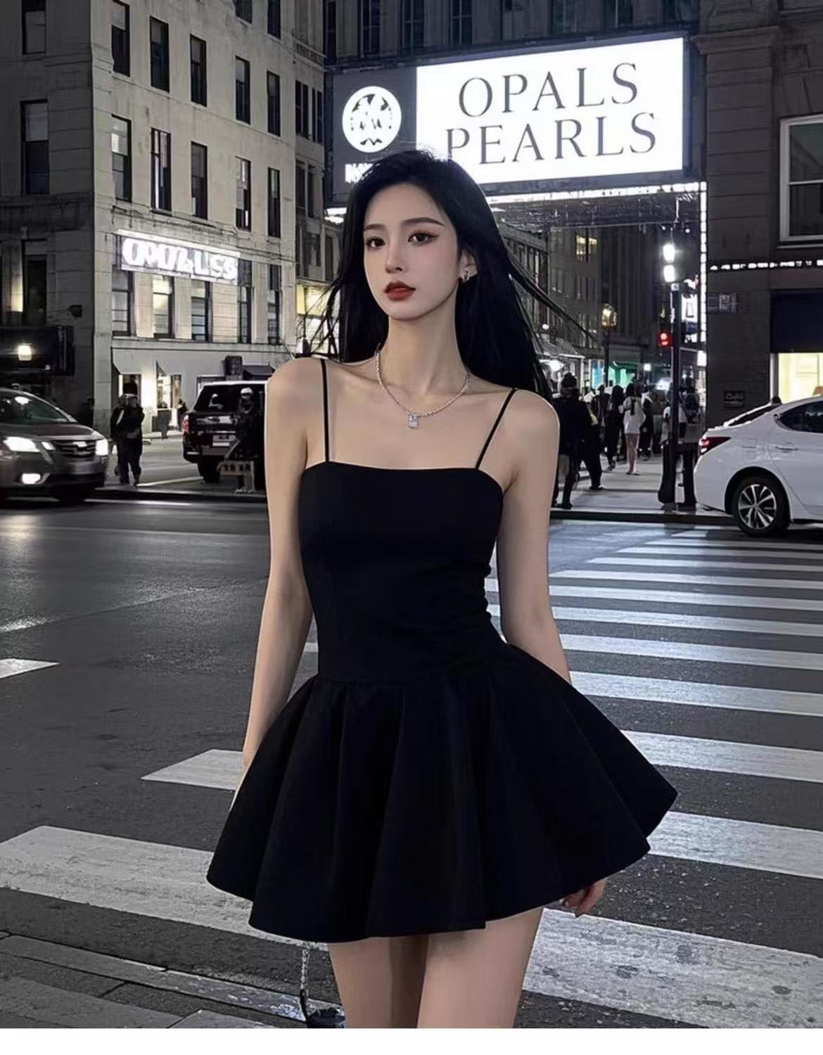 💕現貨秒出🍓簡約氣質吊帶帶胸墊小黑裙(有大尺碼)