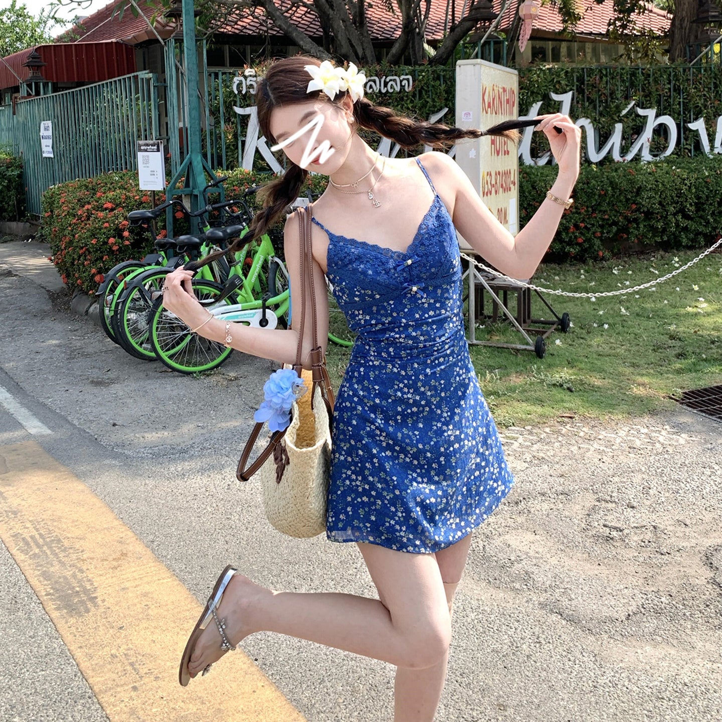 獨特藍色吊帶碎花收腰小個子連衣裙