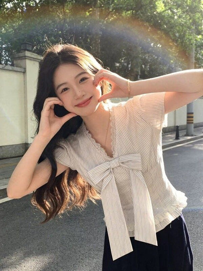 簡約蝴蝶結蕾絲花邊V領條紋短版上衣