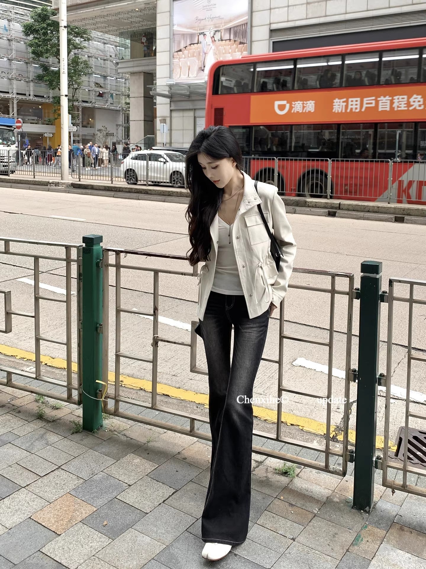 黑色高腰微喇叭牛仔褲