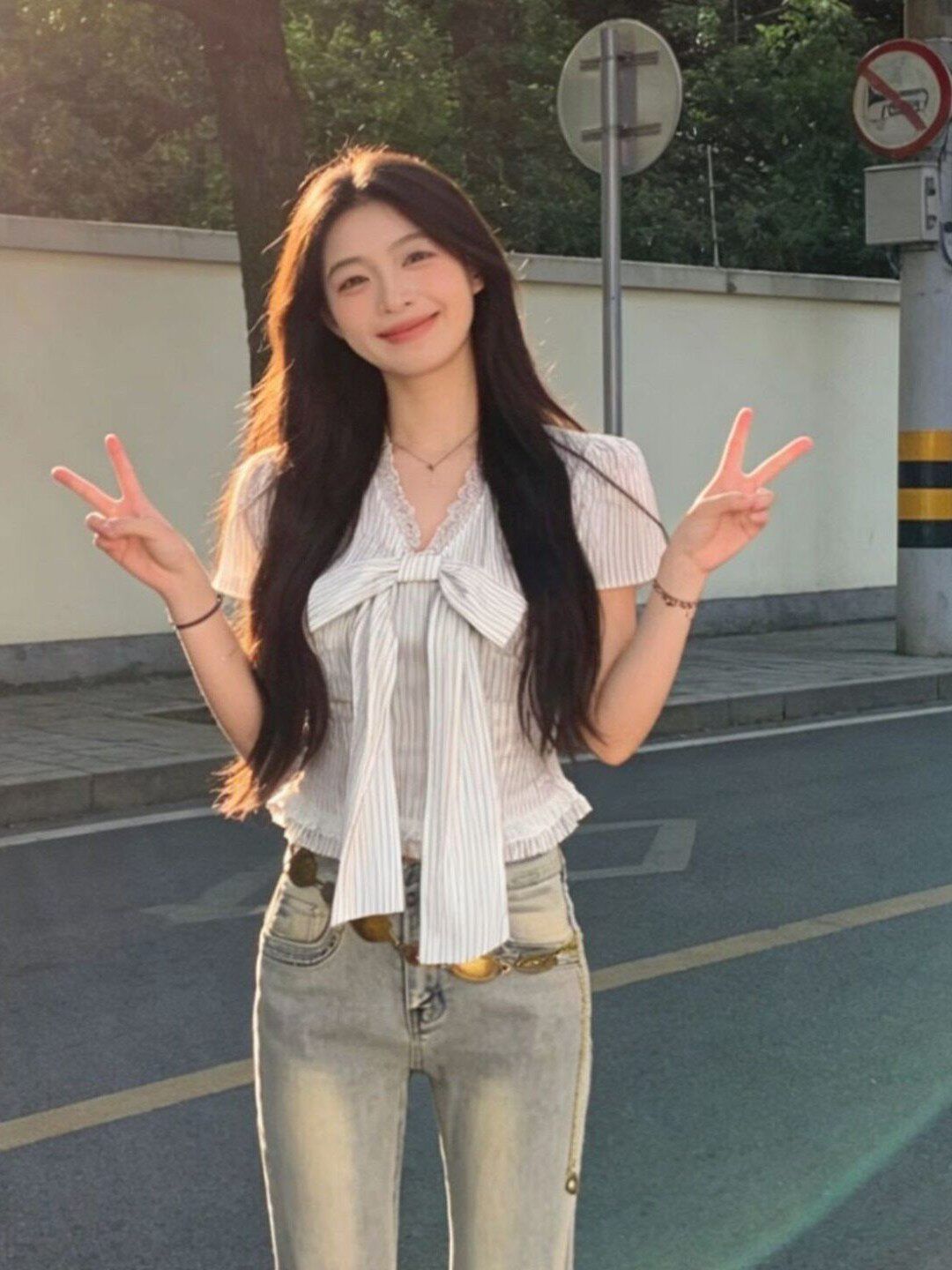 簡約蝴蝶結蕾絲花邊V領條紋短版上衣