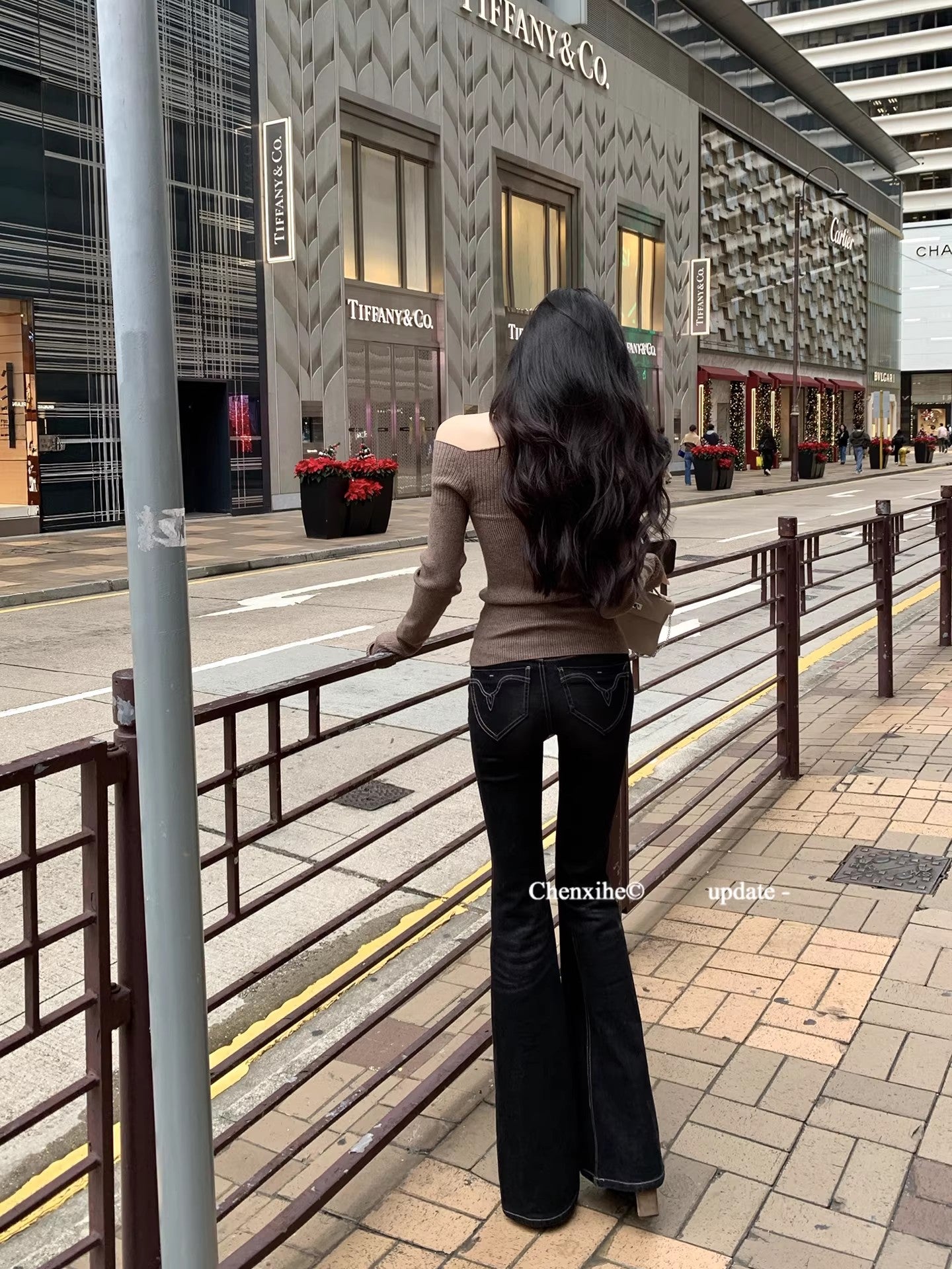 黑色高腰微喇叭牛仔褲