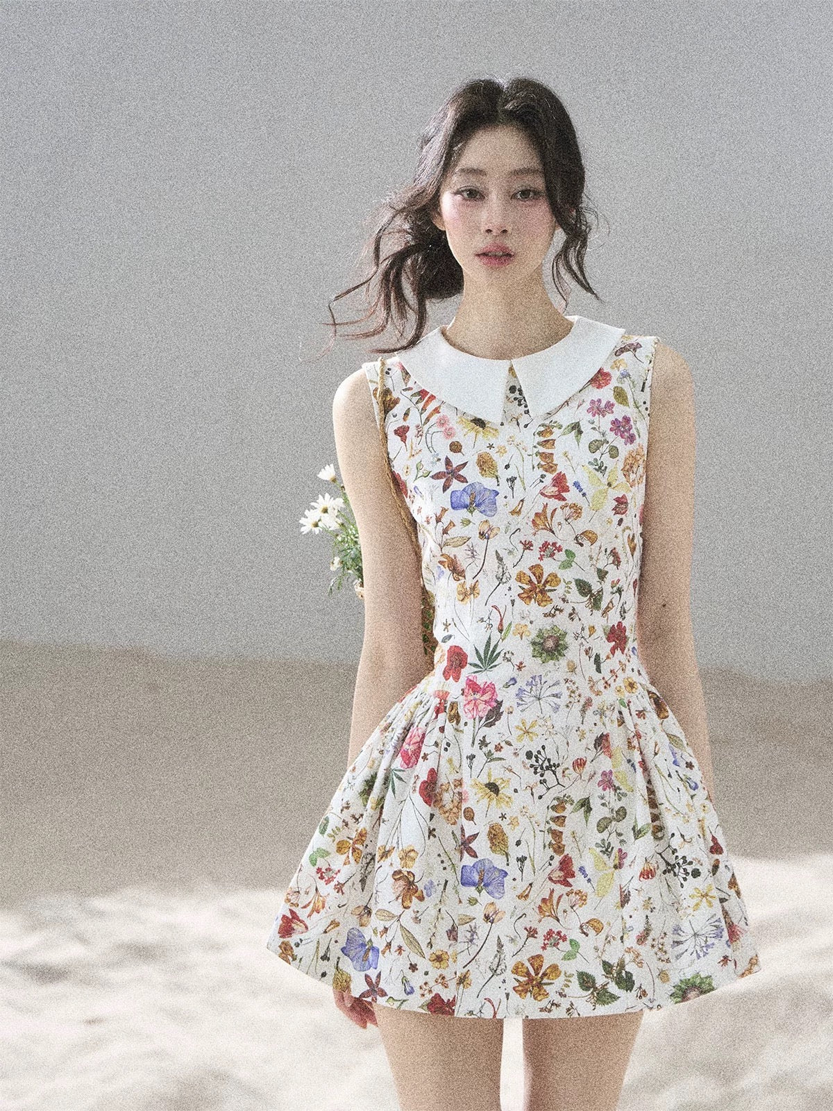 被吹落的花瓣碎花連衣裙