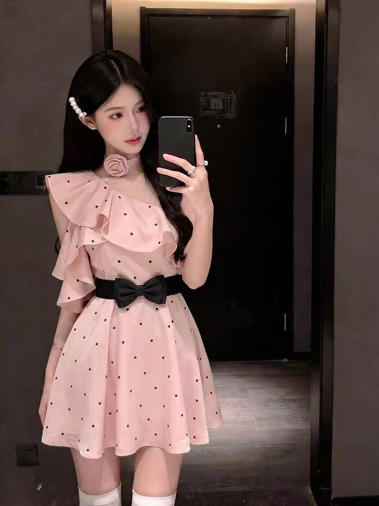 韓系清奢甜美斜肩點點收腰連身裙