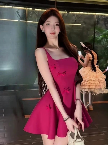 玫紅色方領吊帶連衣裙