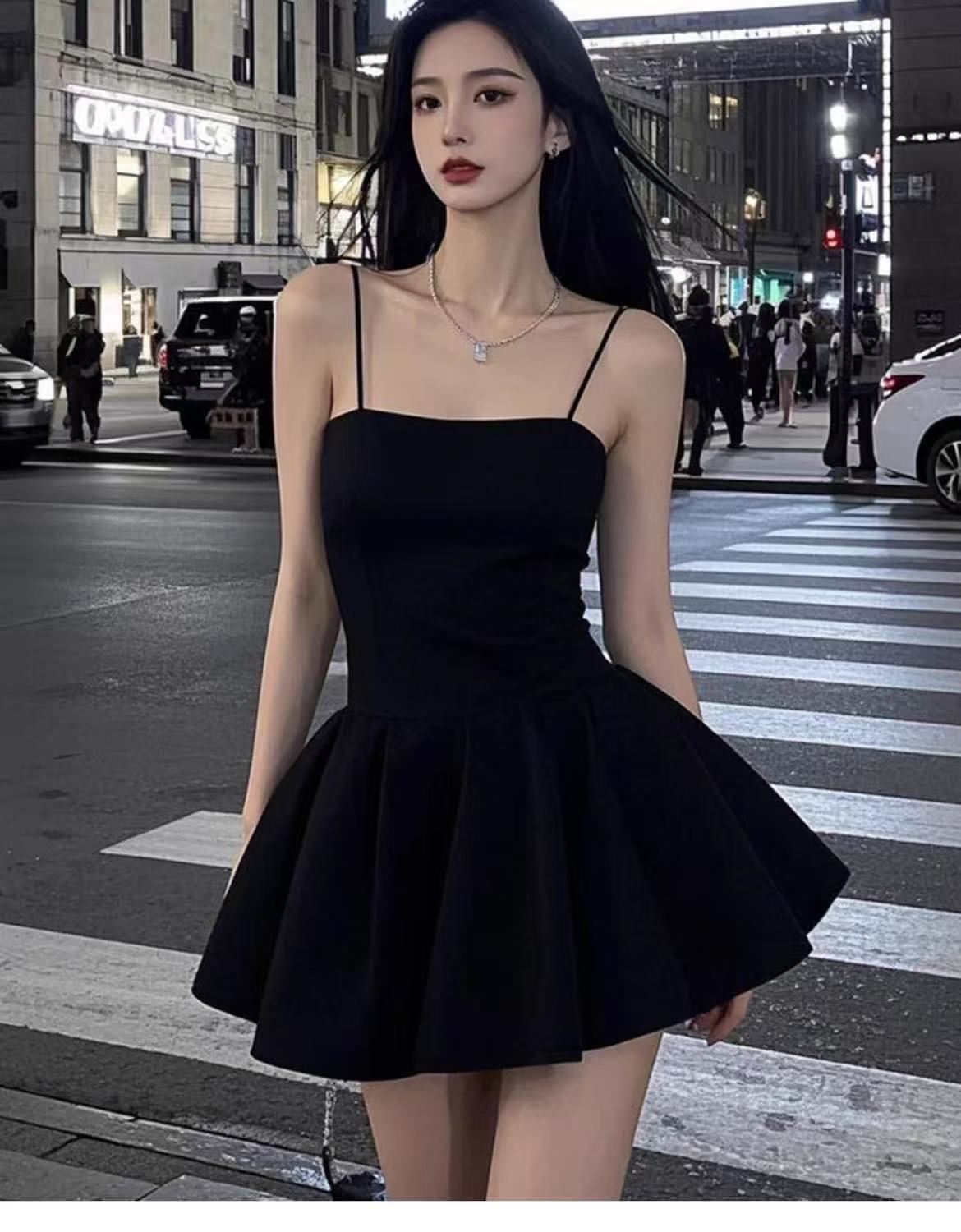 💕現貨秒出🍓簡約氣質吊帶帶胸墊小黑裙(有大尺碼)