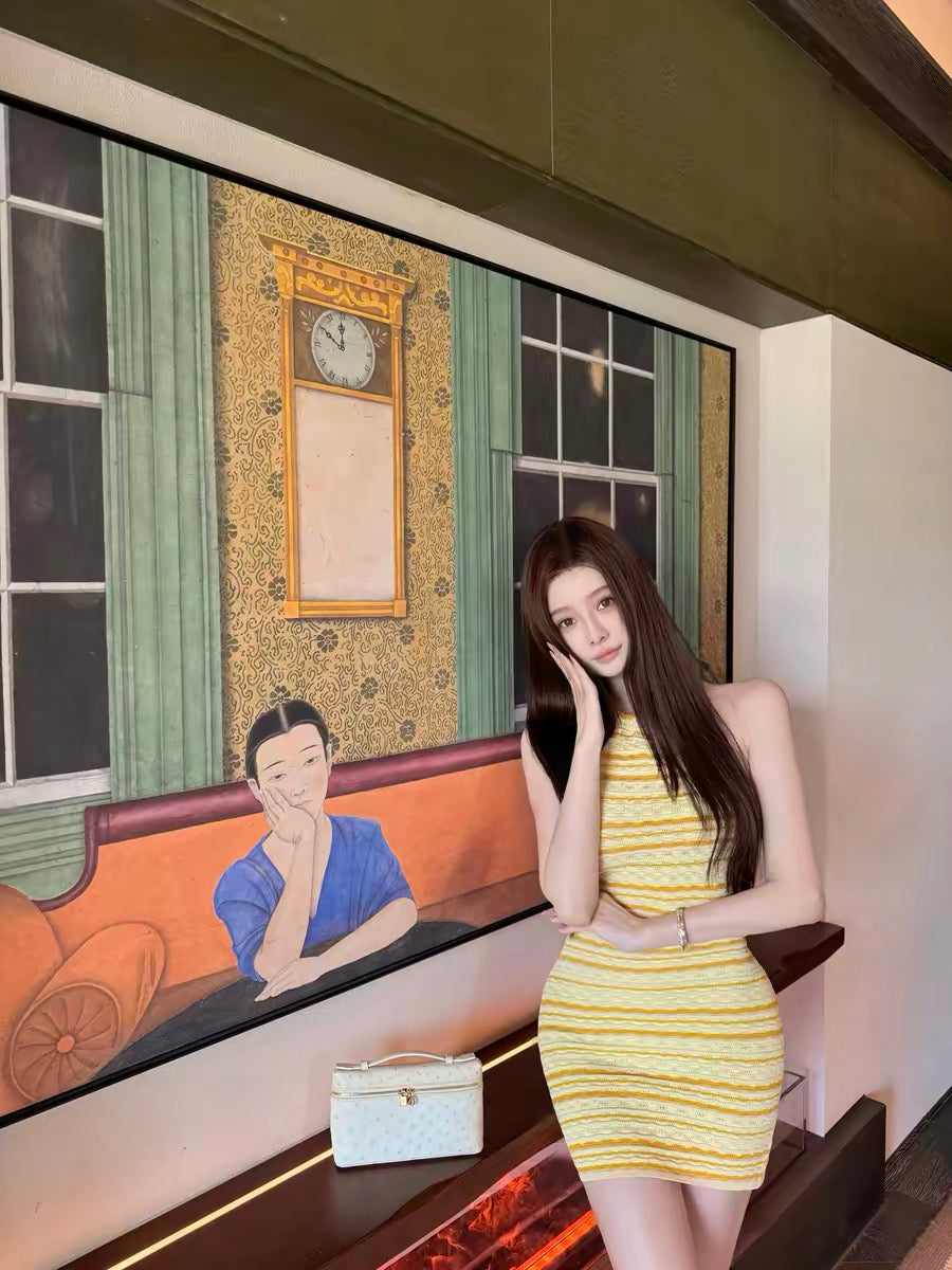 活潑黃色條紋掛脖露背收腰針織短裙